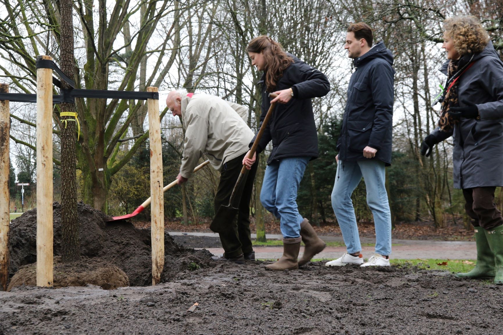 Planten herinneringsboom voor Hans Borren klein