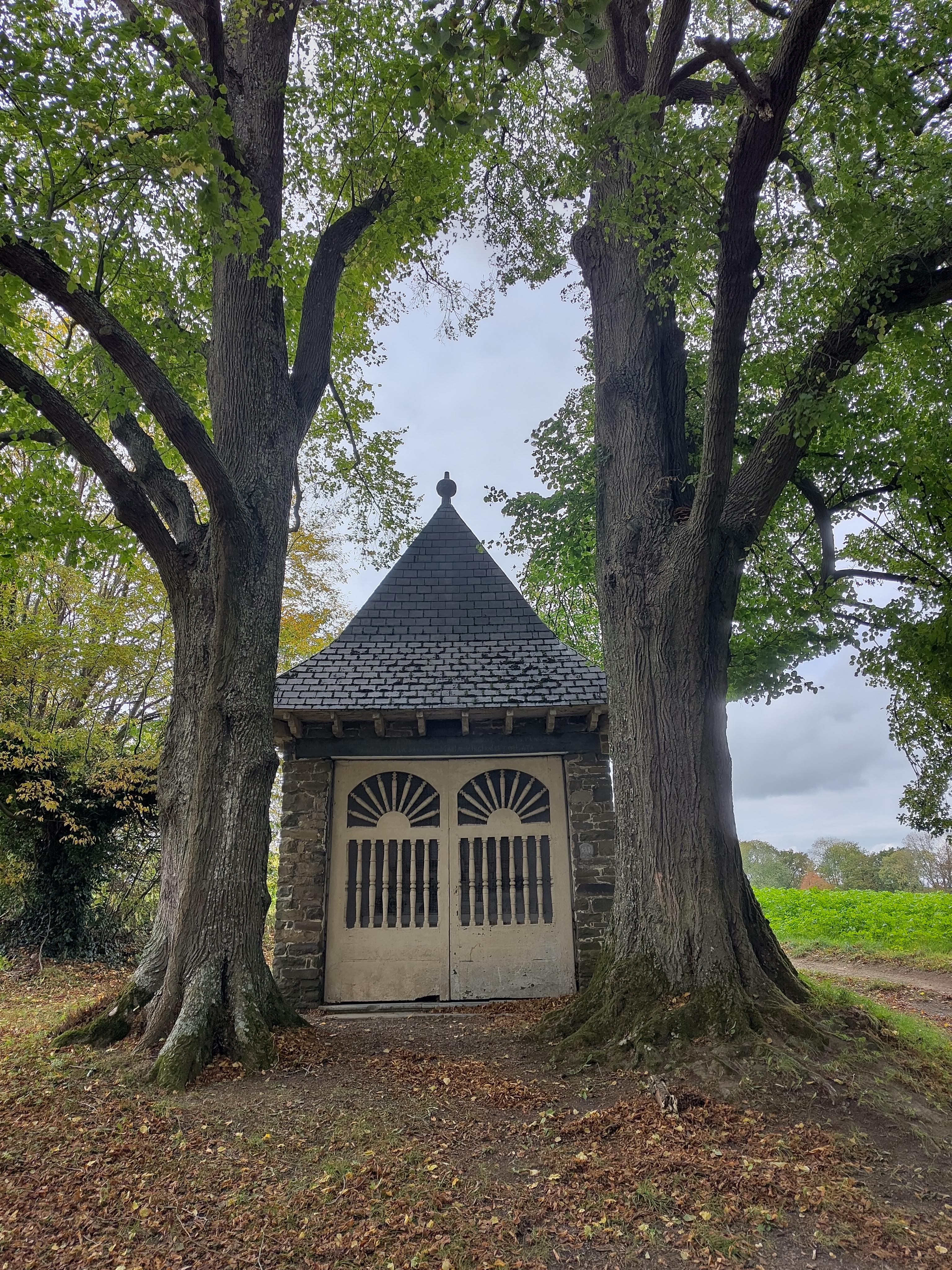 3. Chapelle de Notre Dame te Tavier met lindes herfst 2025