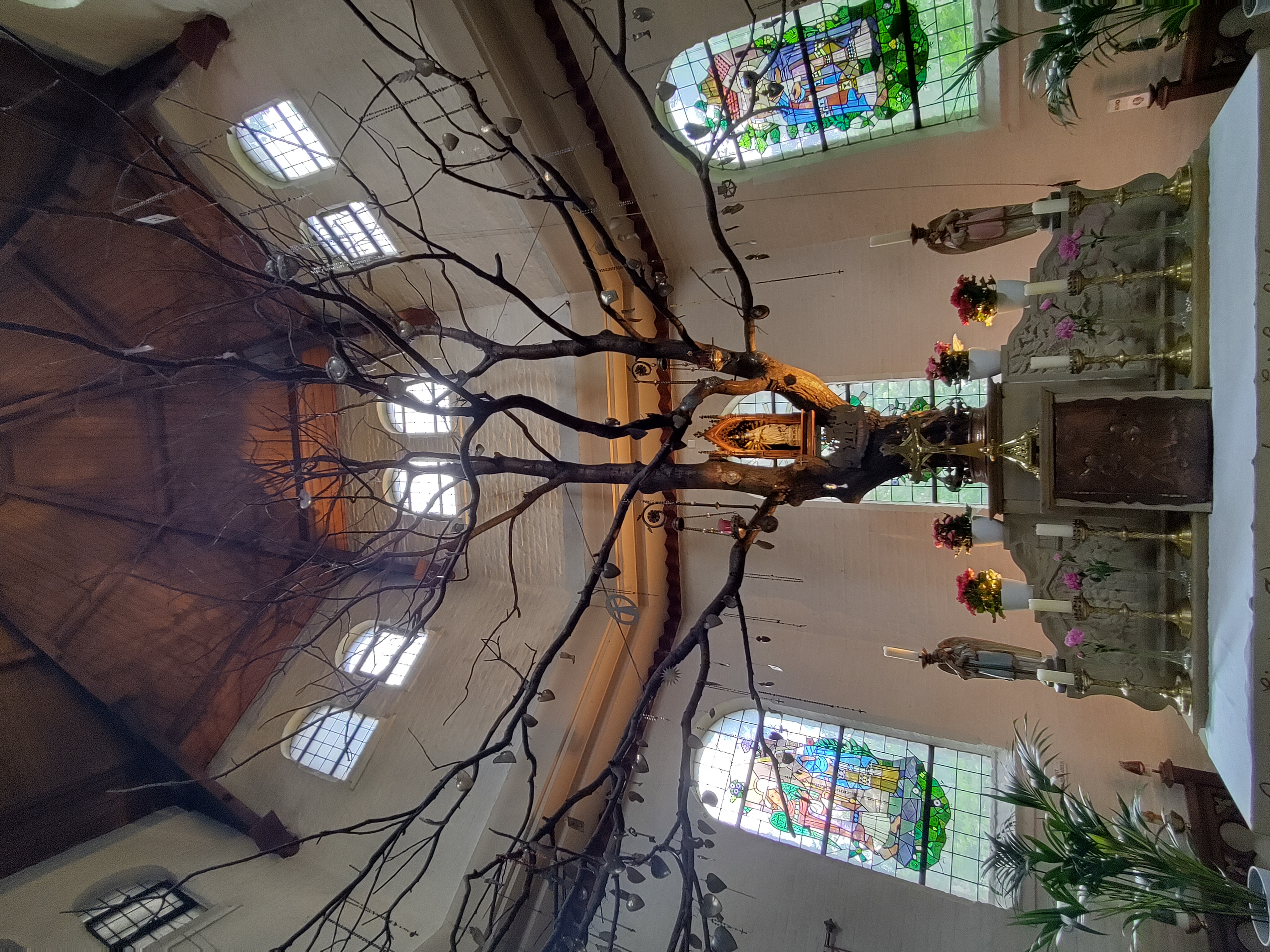 1 Gezicht de eikenboom op het Maria altaar in de Onze Lieve Vrouwekapeljpg